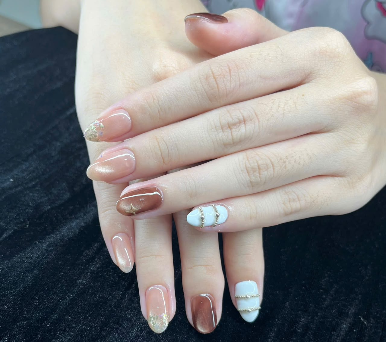Móng tông nâu với móng điểm nhấn trắng