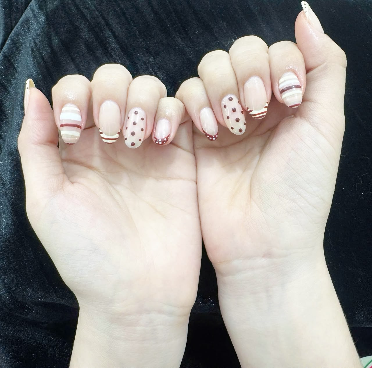 Móng ngắn với họa tiết kẻ và chấm bi