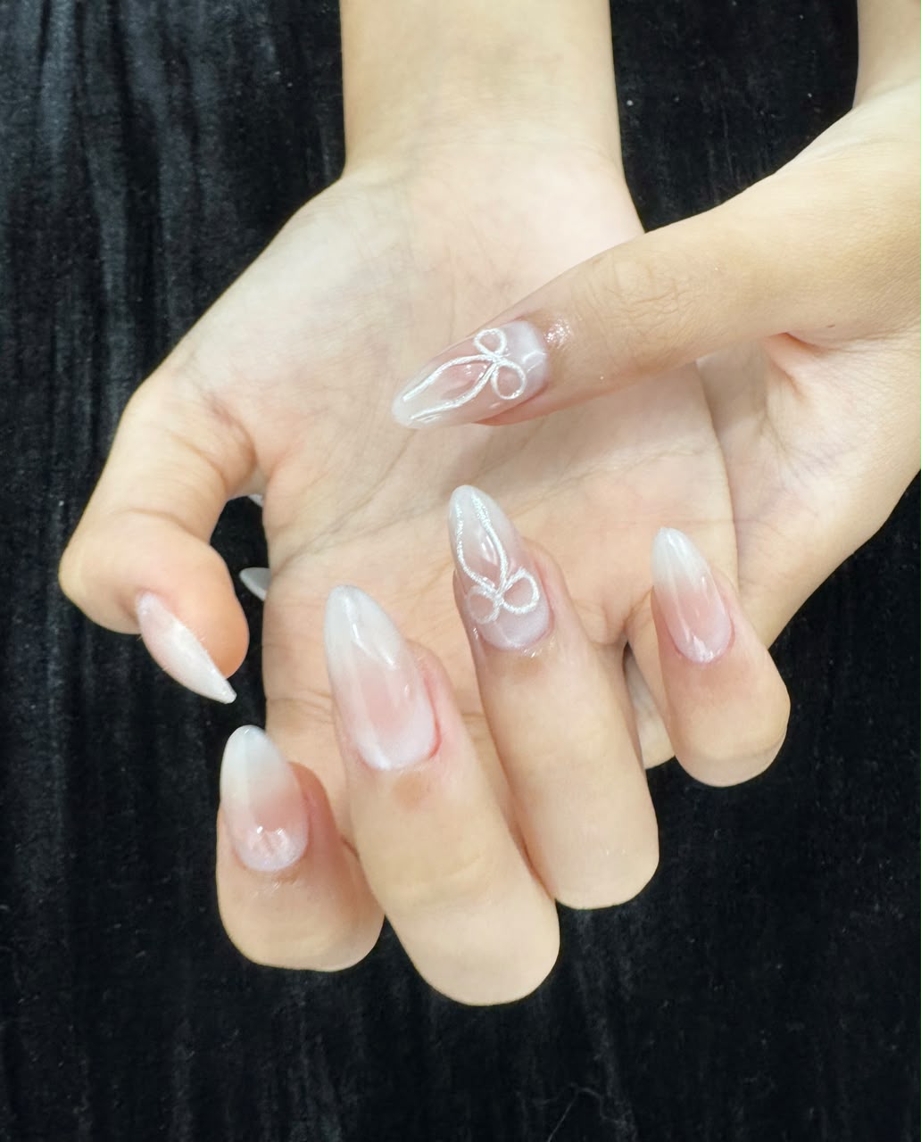 Móng hồng nhạt với họa tiết hoa trắng