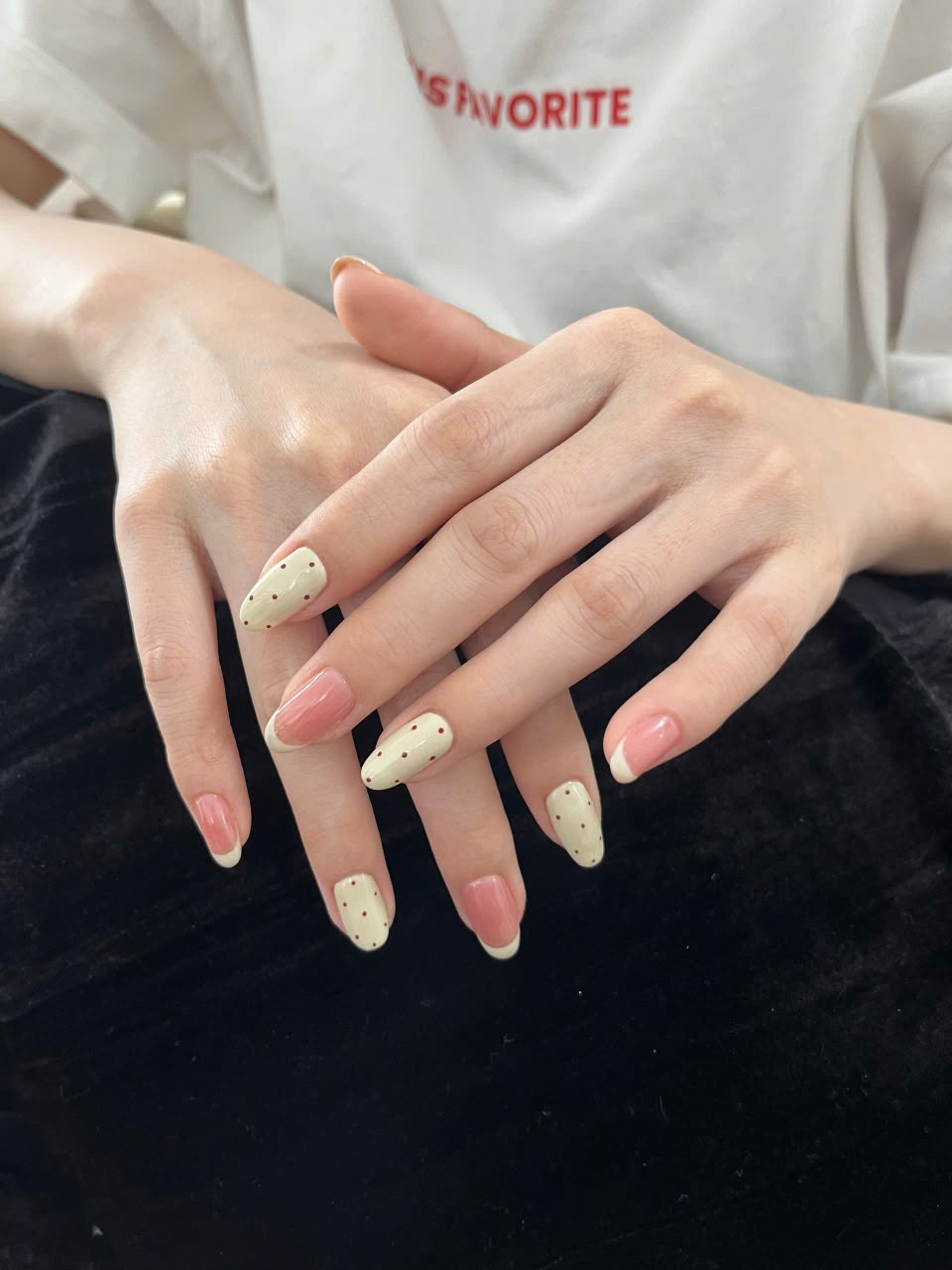 Móng hồng và xanh nhạt với họa tiết trang trí