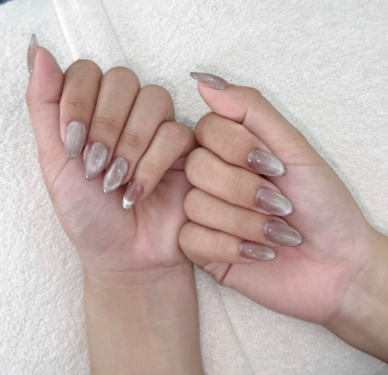Móng dài với sắc nhũ bạc trên nền khăn trắng