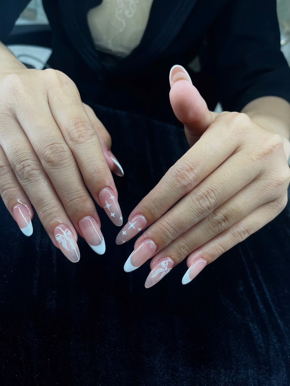 Mẫu nail hồng trắng với điểm nhấn trang trí