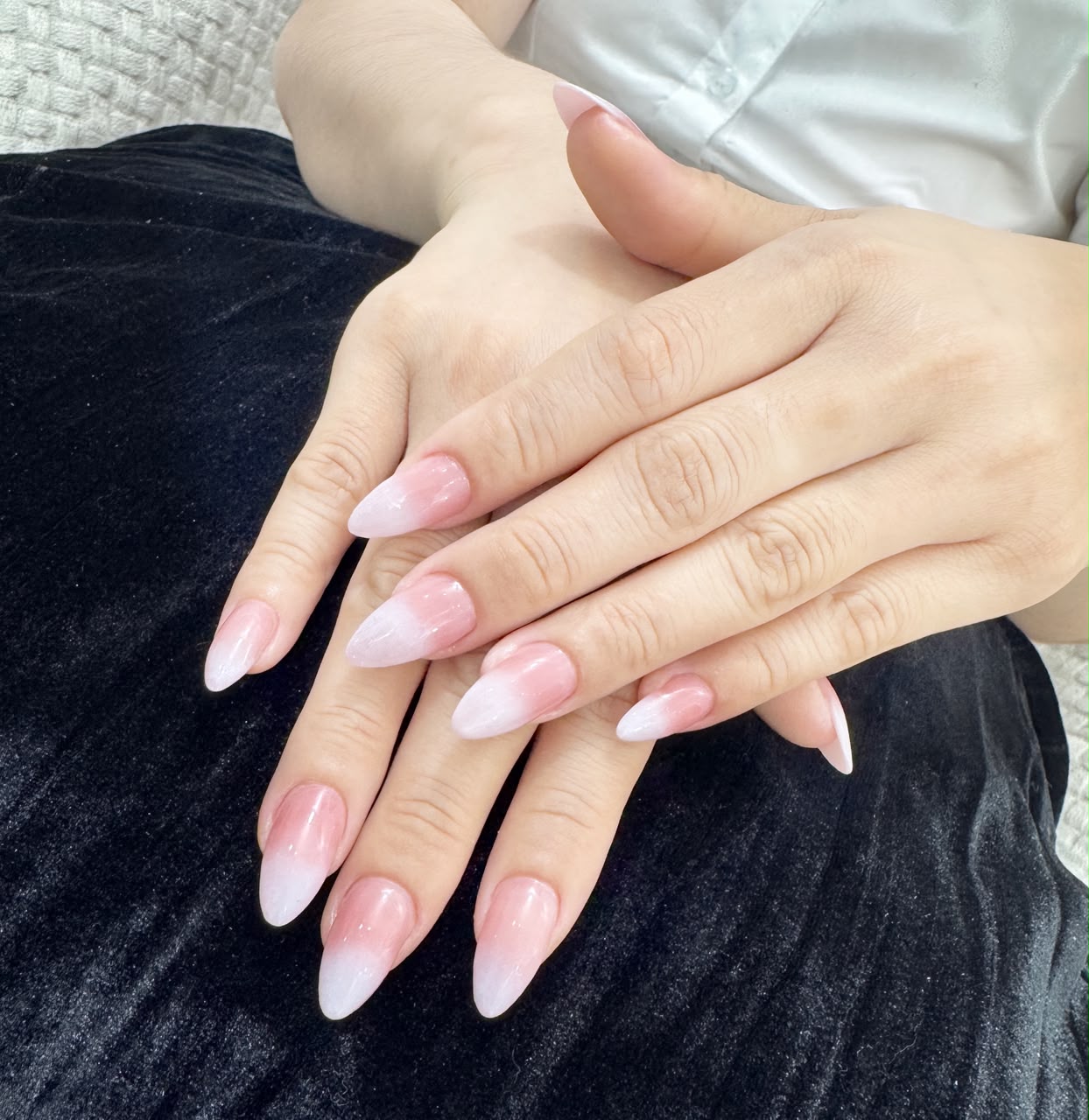 Mẫu móng hồng nhạt với họa tiết chuyển màu